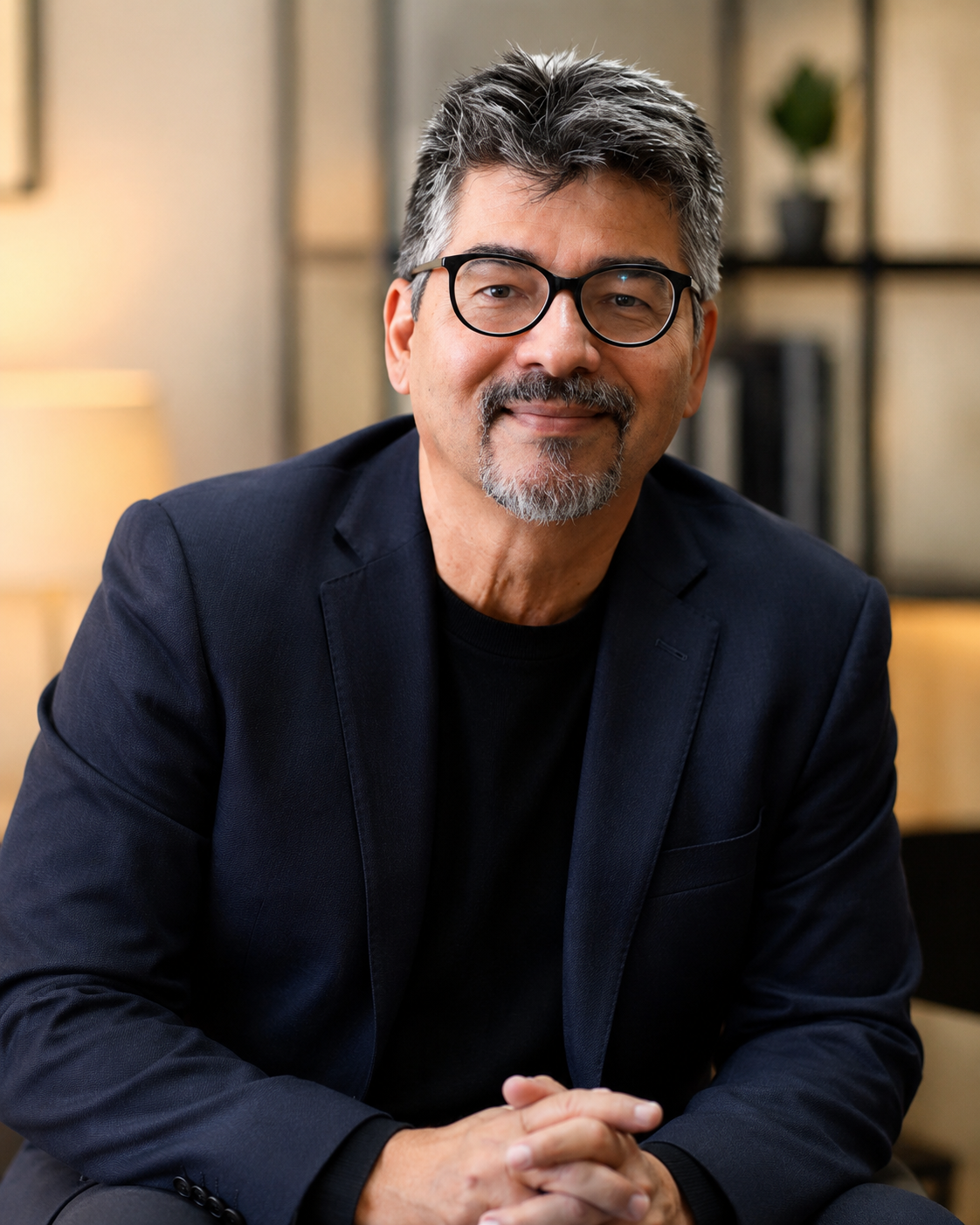 Pérsio Costa da Rosa, psicólogo, em ambiente de consultório com luz natural